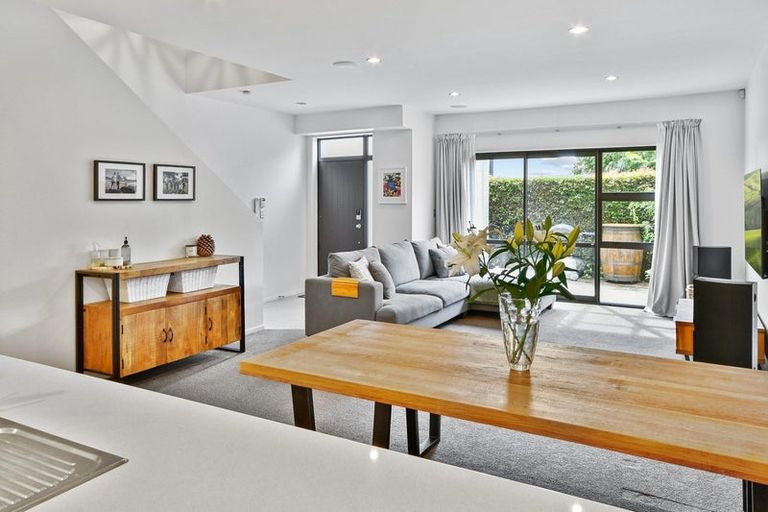 Photo of property in 25 Popokatea Drive, Takanini, 2112