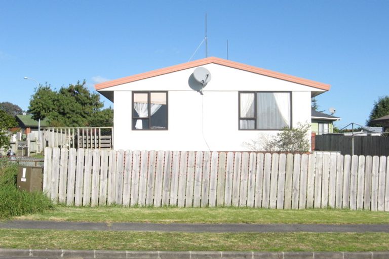Photo of property in 2/24 Bernina Place, Weymouth, Auckland, 2103