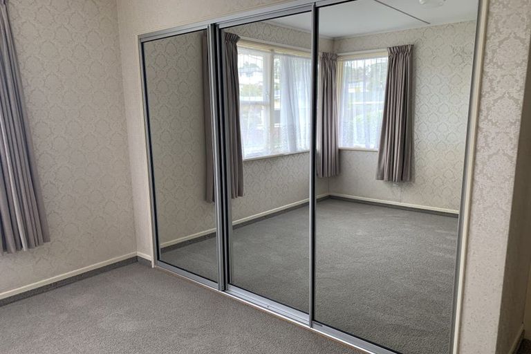 Photo of property in 19 Catherine Crescent, Paparangi, Wellington, 6037