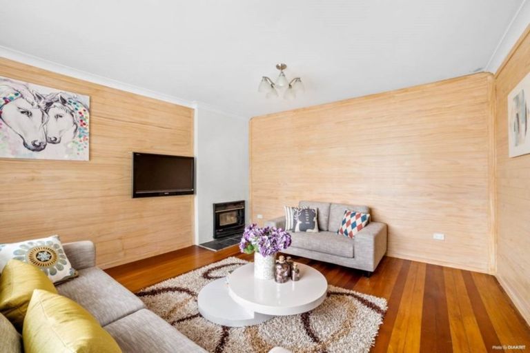 Photo of property in 1/523 Glenfield Road, Glenfield, Auckland, 0629