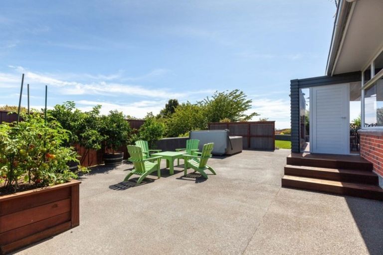 Photo of property in 12 Margaret Place, Merrilands, New Plymouth, 4312