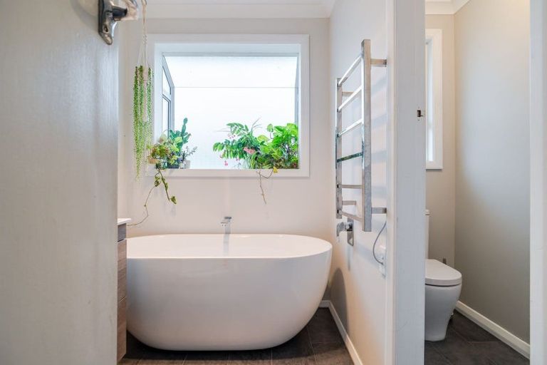 Photo of property in 4 Eton Place, Terrace End, Palmerston North, 4410