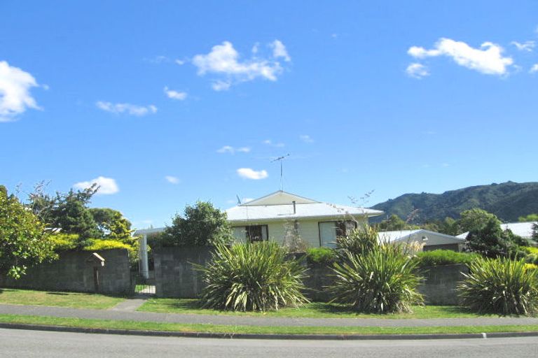 Photo of property in 6 Gentian Street, Timberlea, Upper Hutt, 5018