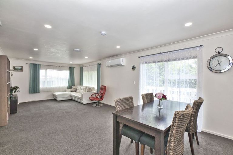 Photo of property in 2/8 Bronzewing Terrace, Unsworth Heights, Auckland, 0632