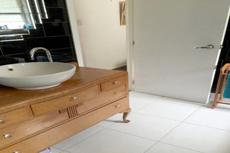 Photo of property in 54 Kervil Avenue, Te Atatu Peninsula, Auckland, 0610