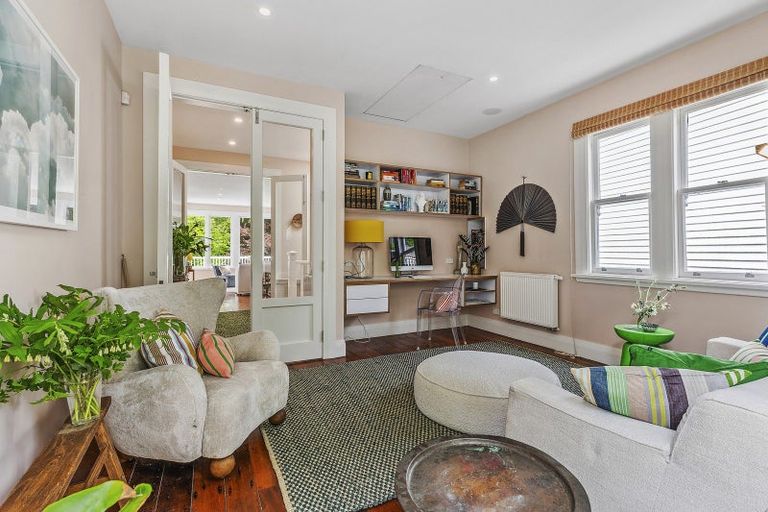 Photo of property in 19 Lower North Terrace, Kelburn, Wellington, 6012