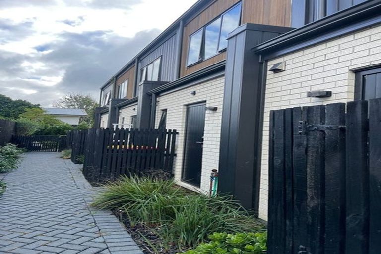 Photo of property in 4/89 Beach Road, Te Atatu Peninsula, 0610