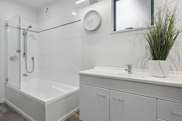 Photo of property in 906a East Coast Road, Northcross, Auckland, 0630