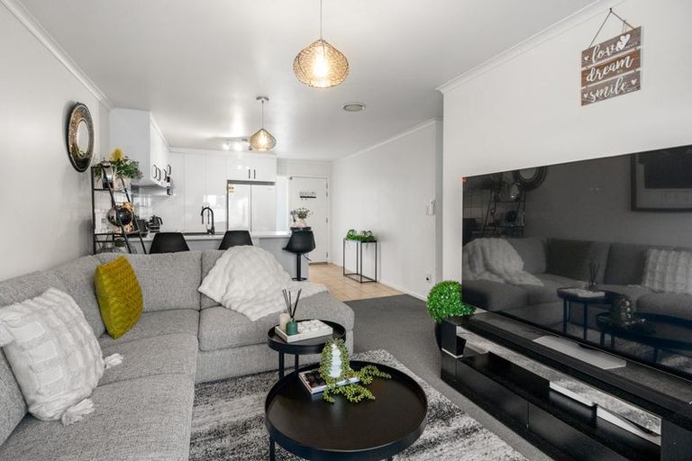 Photo of property in 14/12a Tironui Station Road East, Papakura, 2112