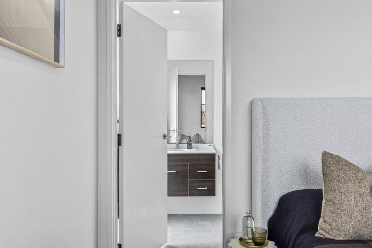 Photo of property in 1 Clifford Close, Leamington, Cambridge, 3432