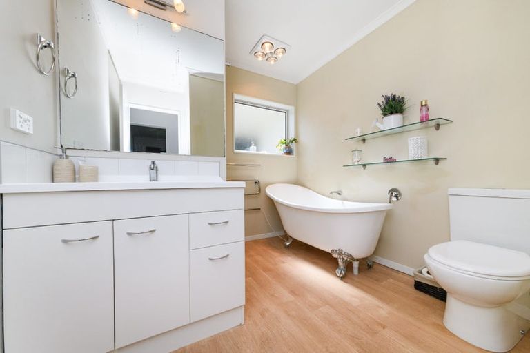 Photo of property in 34 Ruapehu Drive, Fitzherbert, Palmerston North, 4410