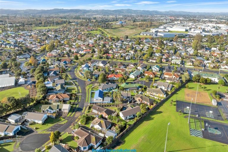 Photo of property in 14 Randwick Place, Randwick Park, Auckland, 2105