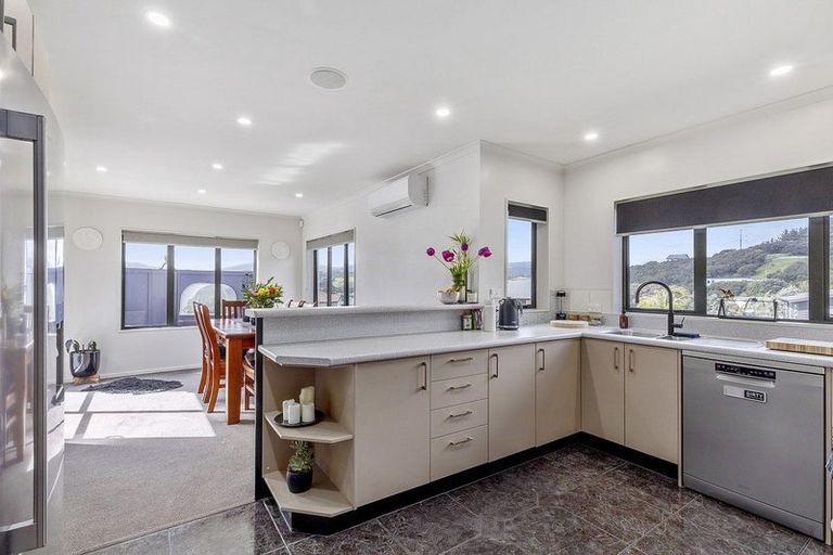 Photo of property in 2 Endeavour Drive, Whitby, Porirua, 5024