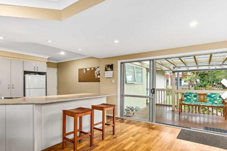 Photo of property in 80 Ravenwood Drive, Forrest Hill, Auckland, 0620