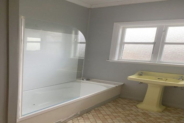 Photo of property in 17 Raroa Terrace, Tawa, Wellington, 5028