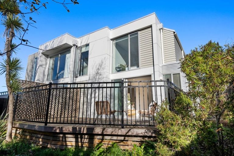 Photo of property in 2/204 Edgeware Road, Edgeware, Christchurch, 8013