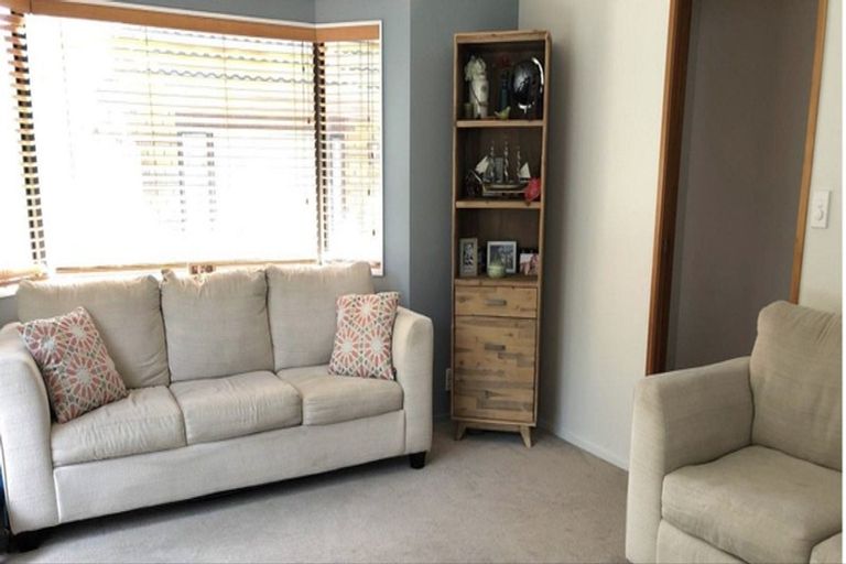 Photo of property in 3/27 Luplau Crescent, Cockle Bay, Auckland, 2014