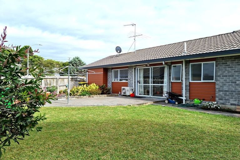 Photo of property in 14 Lanier Place, Glendene, Auckland, 0602