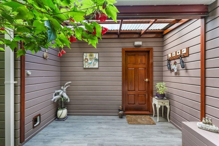 Photo of property in 27a Tane Road, Laingholm, Auckland, 0604