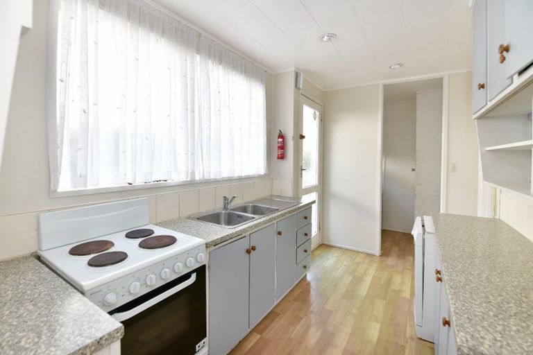 Photo of property in 5 Walton Street, Red Beach, 0932