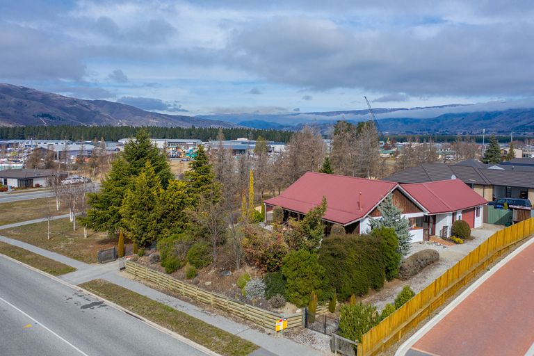 Photo of property in 2 Waenga Drive, Cromwell, 9310