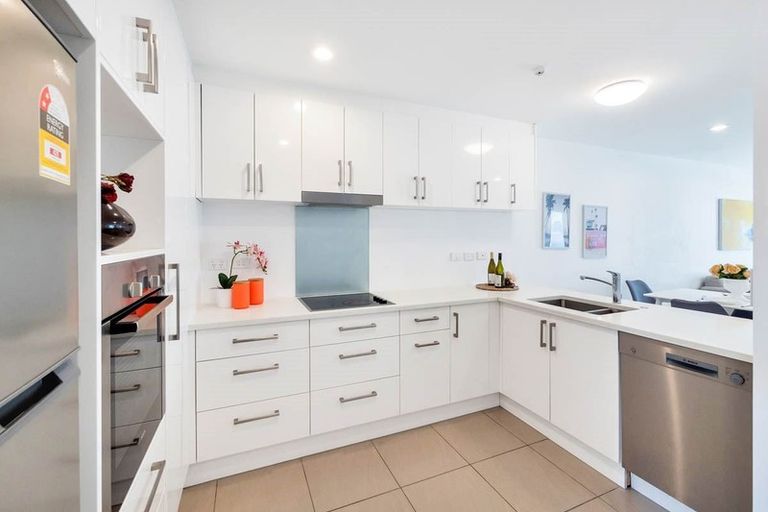 Photo of property in Apollo Apartments, 201/46 Rosedale Road, Rosedale, Auckland, 0632