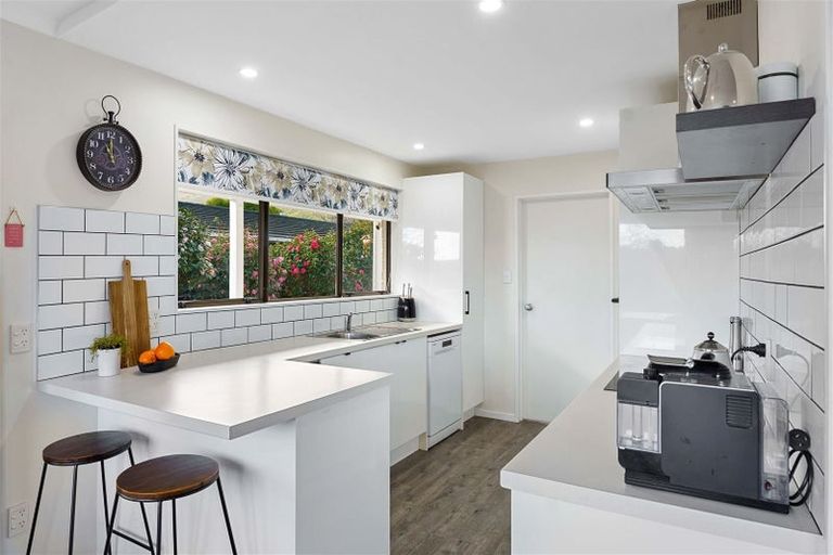 Photo of property in 34 Rewarewa Crescent, Waikanae, 5036