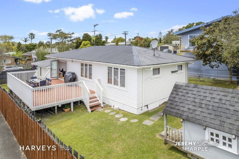 Photo of property in 3 Lex Avenue, Green Bay, Auckland, 0604