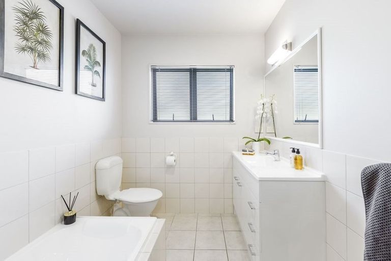 Photo of property in 16 Nimstedt Avenue, Oteha, Auckland, 0632