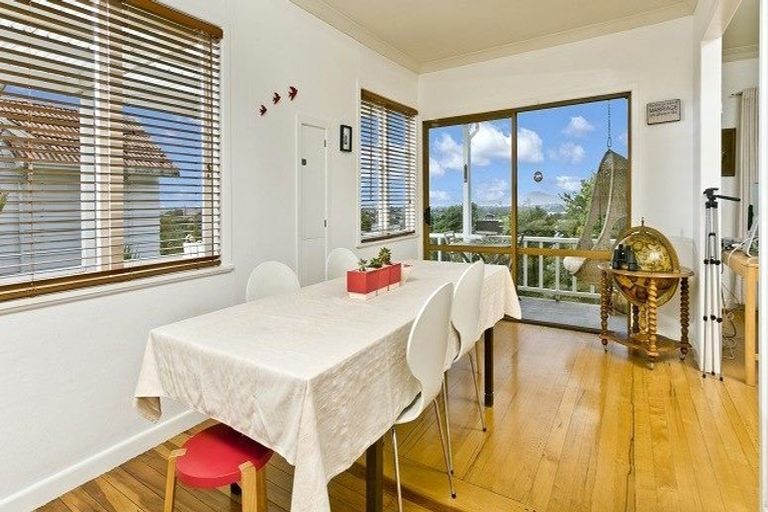 Photo of property in 255 Glenfield Road, Hillcrest, Auckland, 0627
