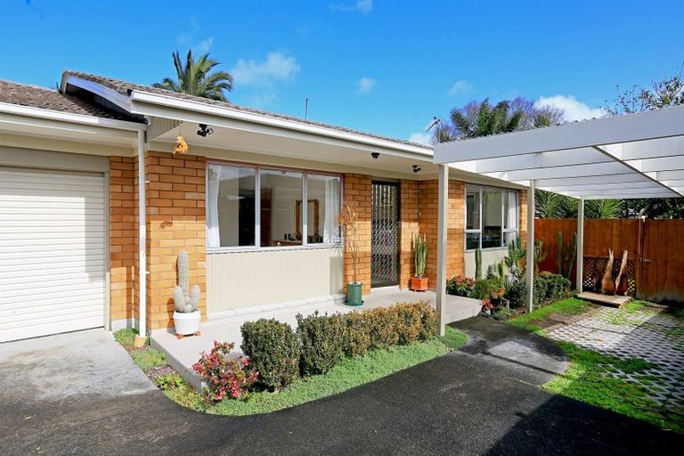 Photo of property in 2/3 Papatahi Place, Henderson, Auckland, 0610