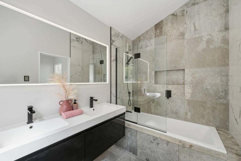 Photo of property in 90b Eskdale Road, Birkdale, Auckland, 0626