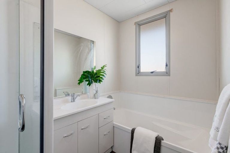 Photo of property in 2/26 Barbados Drive, Unsworth Heights, Auckland, 0632