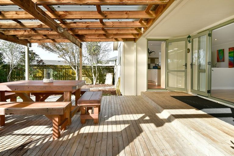 Photo of property in 20 Aitkenhead Court, Parakai, 0830