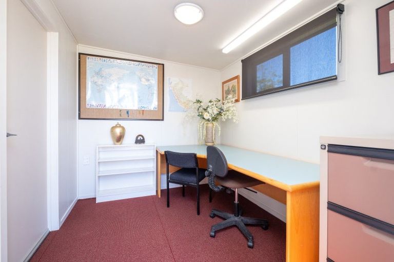 Photo of property in 12 Deakin Place, Clive, 4102