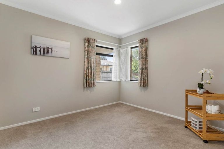 Photo of property in 90 Buscomb Avenue, Henderson, Auckland, 0610