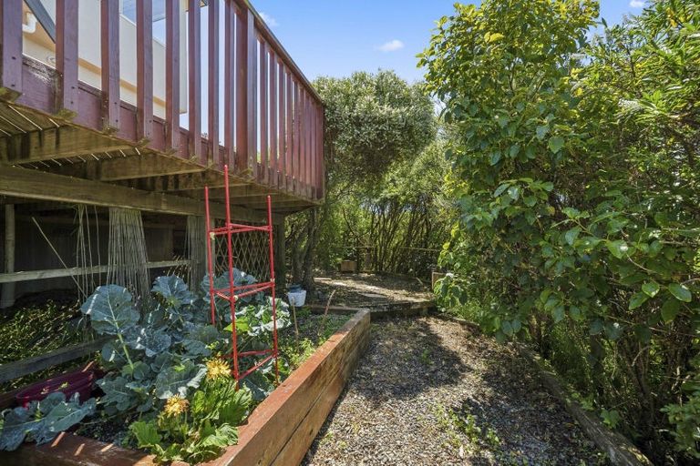 Photo of property in 9 Bennett Grove, Newlands, Wellington, 6037