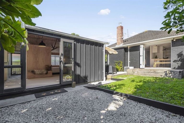 Photo of property in 17 Karamu Street, Te Atatu Peninsula, Auckland, 0610