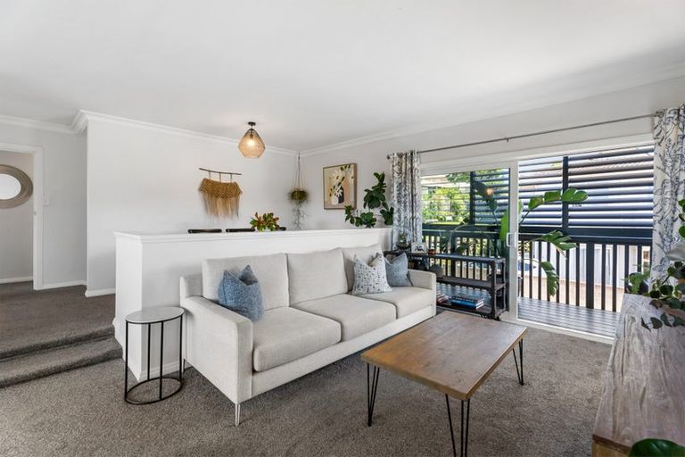 Photo of property in 2/52 Maxwelton Drive, Mairangi Bay, Auckland, 0630