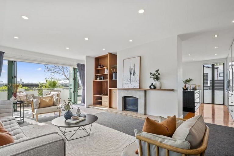 Photo of property in 2/61 Beresford Street, Bayswater, Auckland, 0622