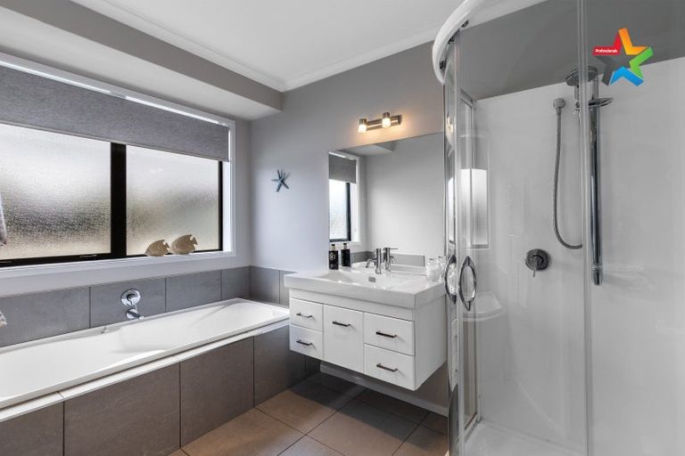 Photo of property in 16 Court Of Ascot, Seaward Bush, Invercargill, 9812