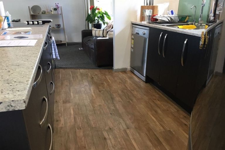 Photo of property in 11 Temuri Place, Glendene, Auckland, 0602