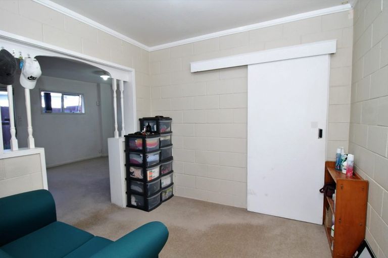 Photo of property in 28 Gibbons Road, Weymouth, Auckland, 2103