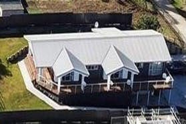 Photo of property in 32 Roxborough Place, East Tamaki Heights, Auckland, 2016