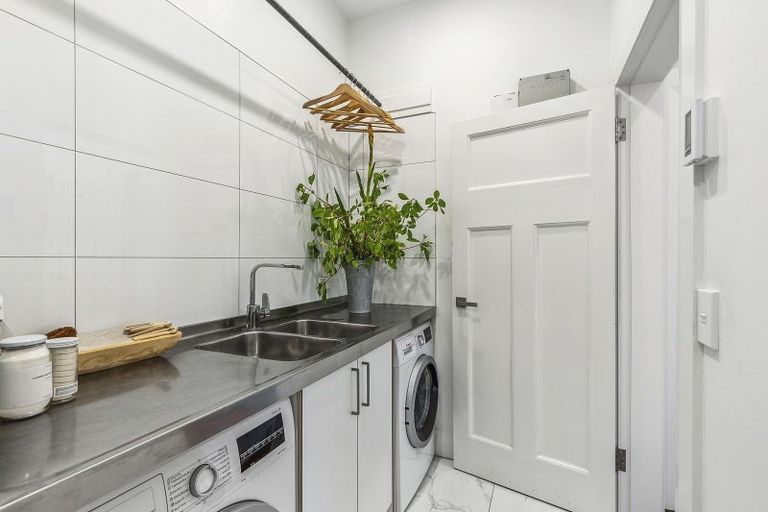 Photo of property in 19 Lower North Terrace, Kelburn, Wellington, 6012