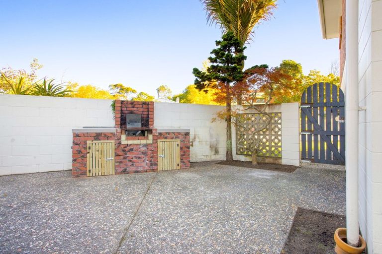 Photo of property in 22 Hartley Terrace, Massey, Auckland, 0614