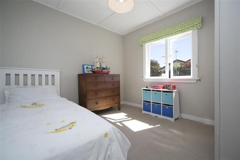 Photo of property in 2/4 Cleve Road, Green Bay, Auckland, 0604