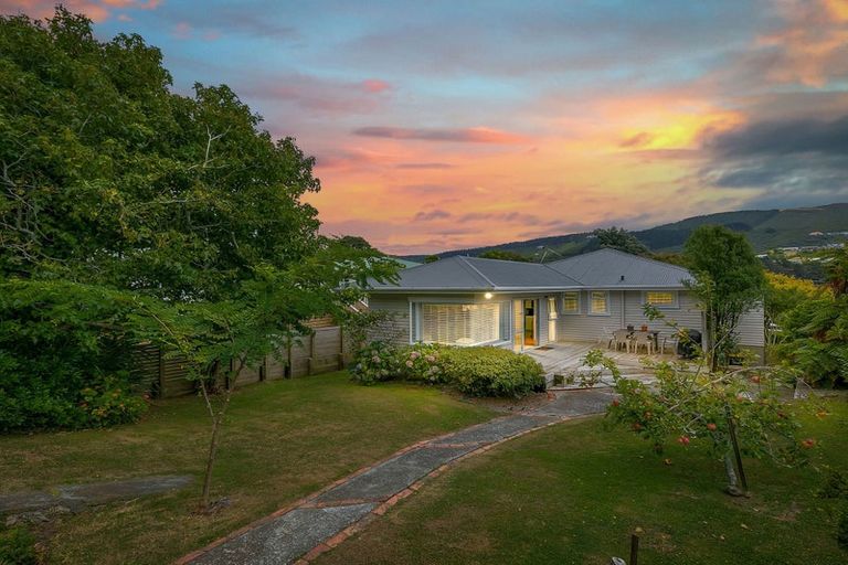 Photo of property in 4 Ranui Terrace, Tawa, Wellington, 5028