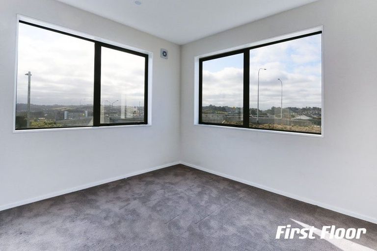 Photo of property in 1 Peony Mews, Oteha, Auckland, 0632