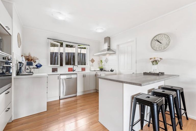 Photo of property in 11b Waiora Road, Stanmore Bay, Whangaparaoa, 0932